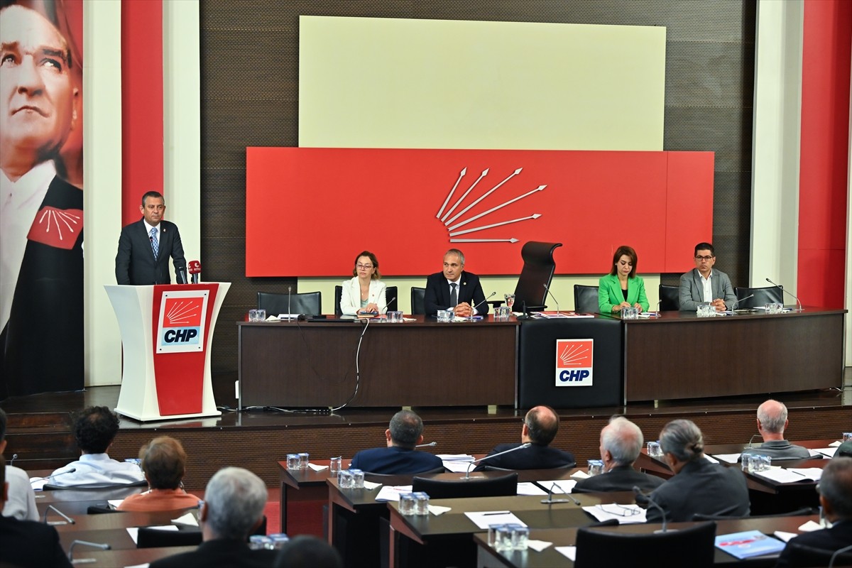 CHP Genel Başkanı Özgür Özel, partisinin genel merkezinde farklı illerden gelen eğitim alanında...