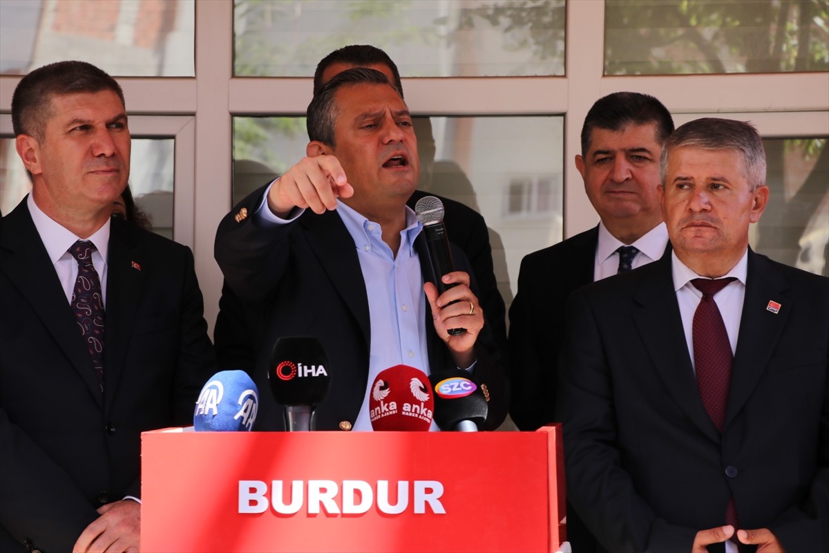 CHP Genel Başkanı Özgür Özel, partisinin il belediye başkanları toplantısı için Burdur'a gelen...