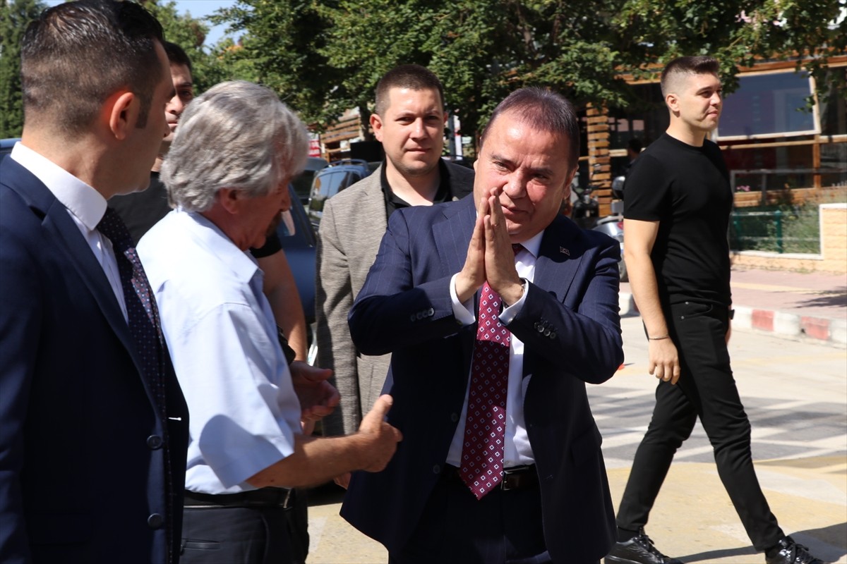 CHP Genel Başkanı Özgür Özel, partisinin il belediye başkanları toplantısı için Burdur'a gelen...