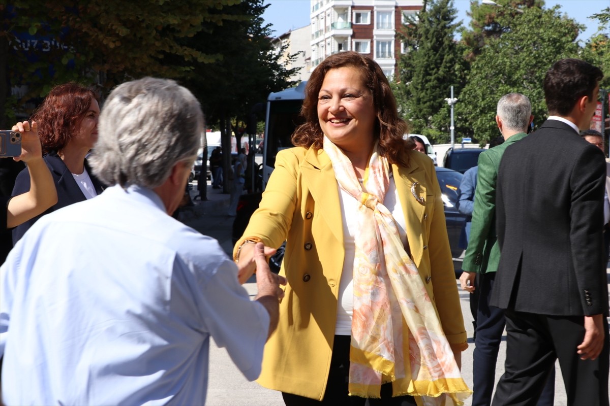 CHP Genel Başkanı Özgür Özel, partisinin il belediye başkanları toplantısı için Burdur'a gelen...