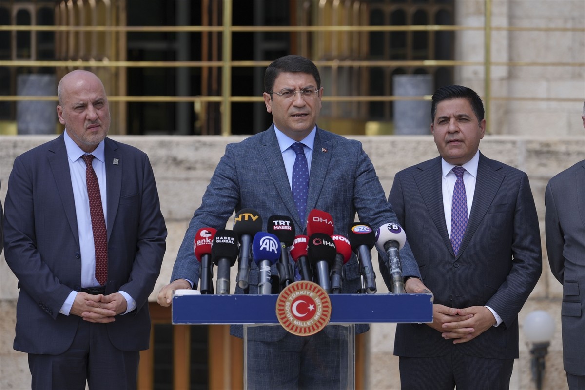 CHP Grup Başkanvekili Gökhan Günaydın (ortada), DEM Parti Grup Başkanvekili Sezai Temelli (solda)...