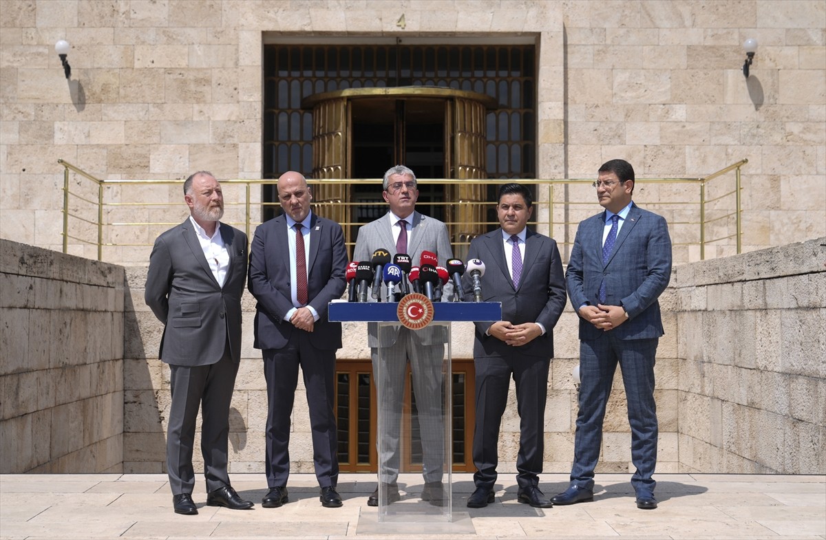 CHP Grup Başkanvekili Gökhan Günaydın (ortada), DEM Parti Grup Başkanvekili Sezai Temelli (solda)...