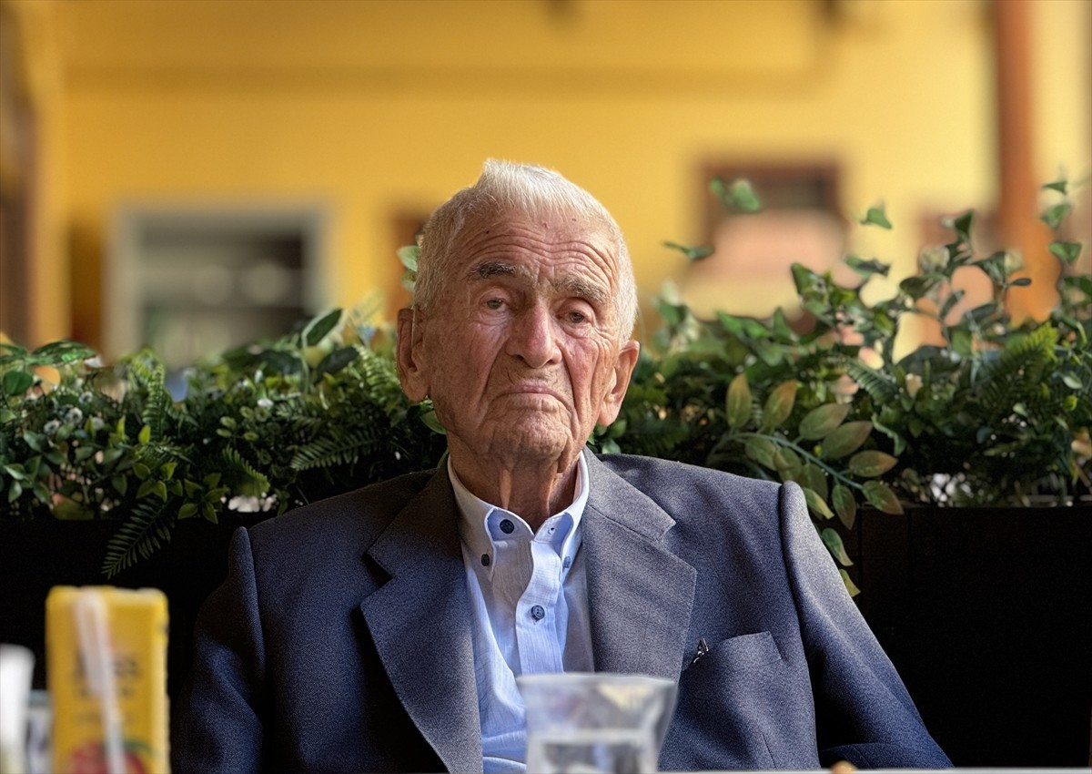 Çorum'da yaklaşık 75 yıl hekimlik yapan ve 100 yaşına giren Doktor Rıfat Patır'ın (fotoğrafta)...