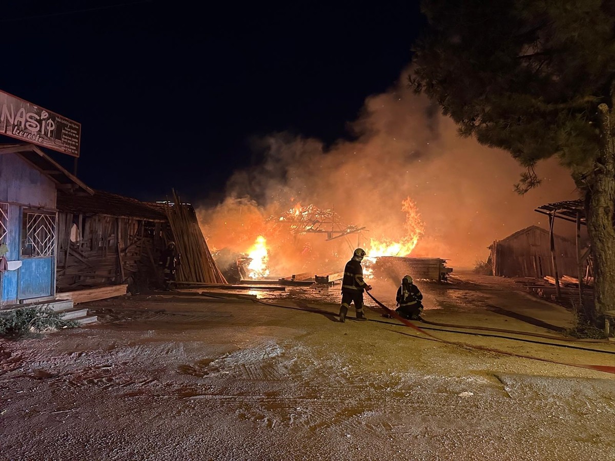 Çorum’da Keresteciler Sitesi’nde çıkan yangın hasara neden oldu.