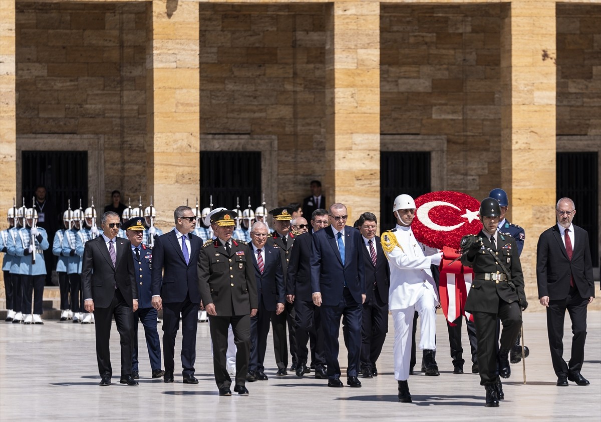 Cumhurbaşkanı Recep Tayyip Erdoğan başkanlığındaki Yüksek Askeri Şura (YAŞ) üyeleri Anıtkabir'i...