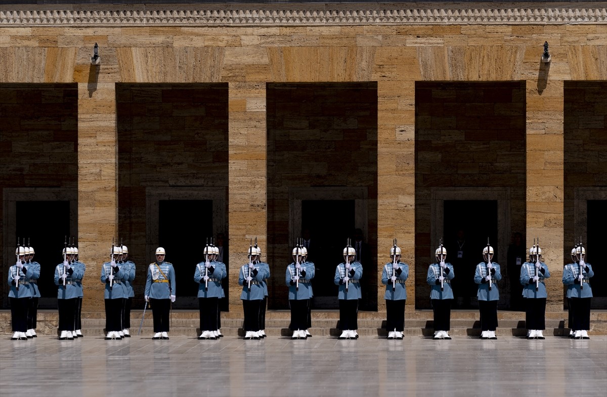 Cumhurbaşkanı Recep Tayyip Erdoğan başkanlığındaki Yüksek Askeri Şura (YAŞ) üyeleri Anıtkabir'i...