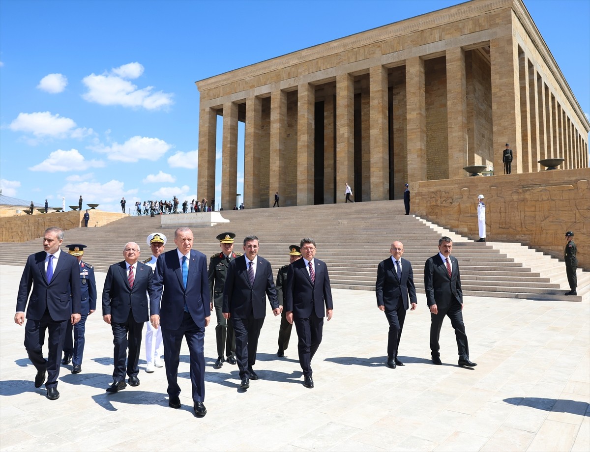 Cumhurbaşkanı Recep Tayyip Erdoğan başkanlığındaki Yüksek Askeri Şura (YAŞ) üyeleri Anıtkabir'i...