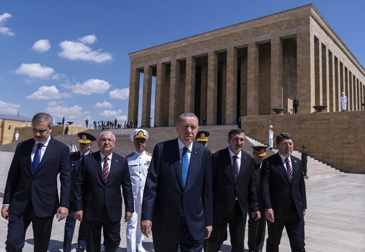 Cumhurbaşkanı Recep Tayyip Erdoğan başkanlığındaki Yüksek Askeri Şura (YAŞ) üyeleri Anıtkabir'i...