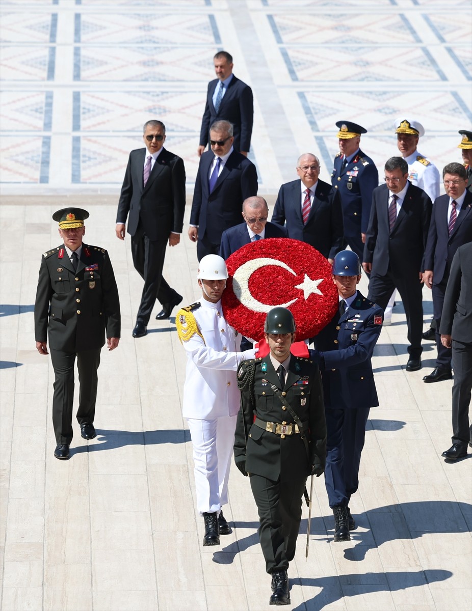 Cumhurbaşkanı Recep Tayyip Erdoğan başkanlığındaki Yüksek Askeri Şura (YAŞ) üyeleri Anıtkabir'i...