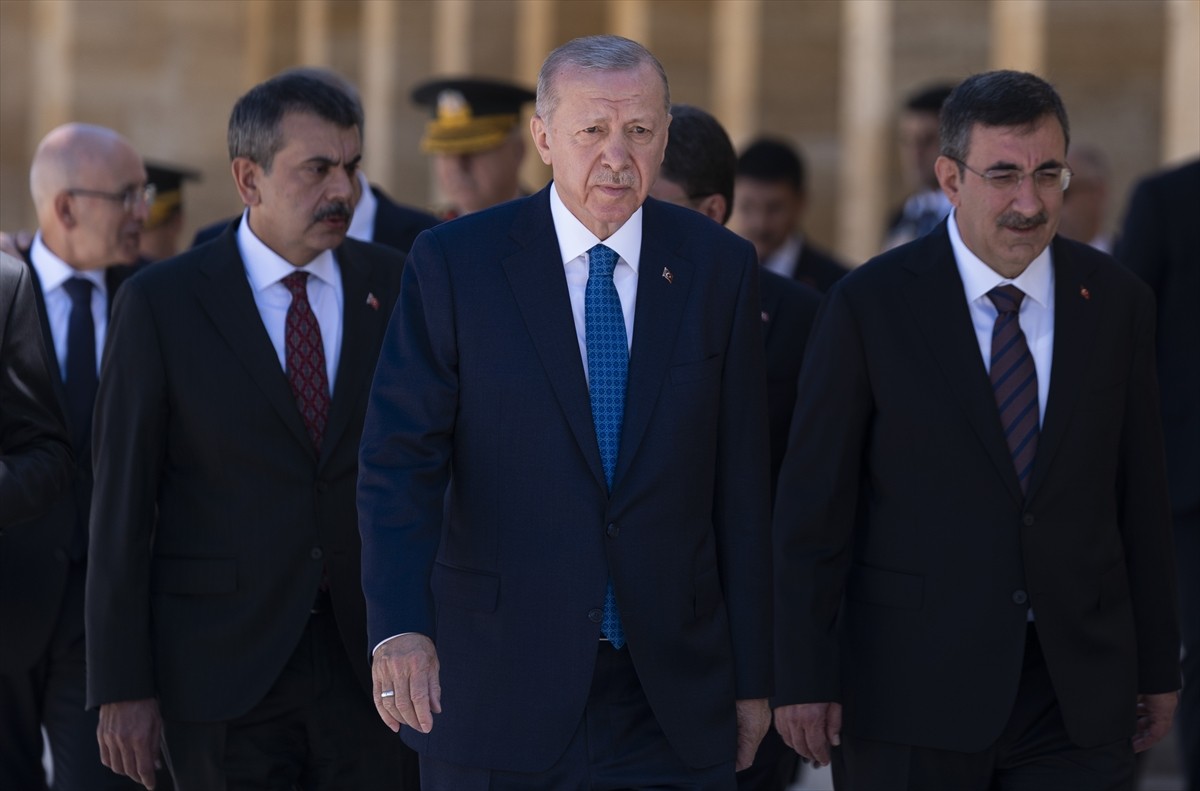 Cumhurbaşkanı Recep Tayyip Erdoğan başkanlığındaki Yüksek Askeri Şura (YAŞ) üyeleri Anıtkabir'i...