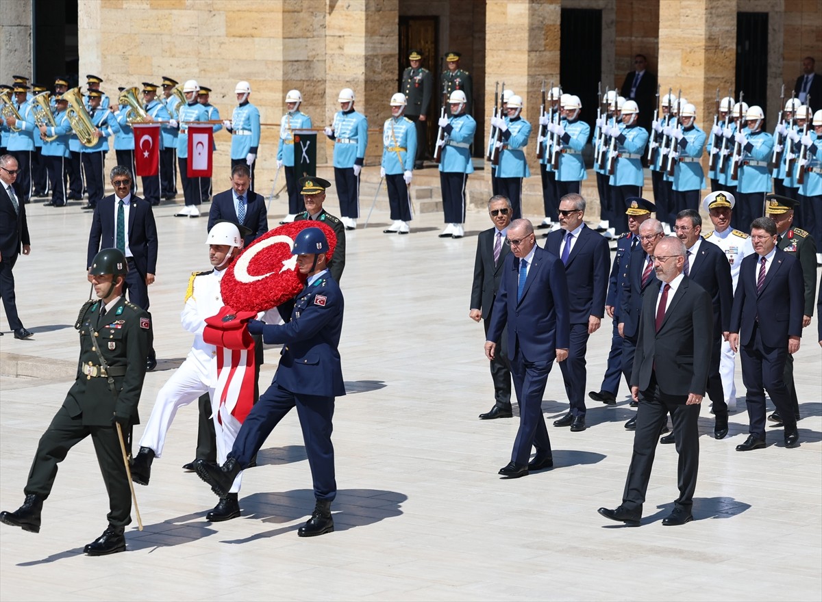 Cumhurbaşkanı Recep Tayyip Erdoğan başkanlığındaki Yüksek Askeri Şura (YAŞ) üyeleri Anıtkabir'i...