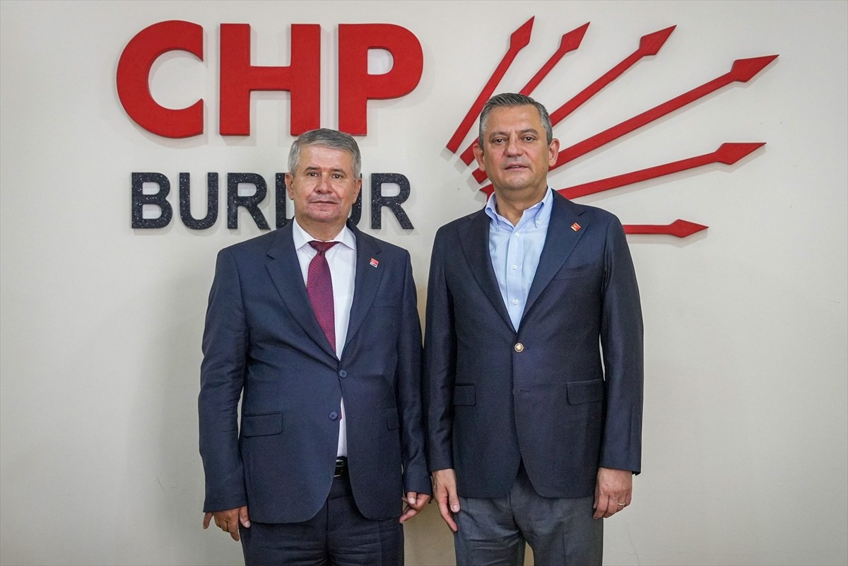 Cumhuriyet Halk Partisi Genel Başkanı Özgür Özel (sağda), Burdur’da CHP İl Başkanlığını ziyaret...