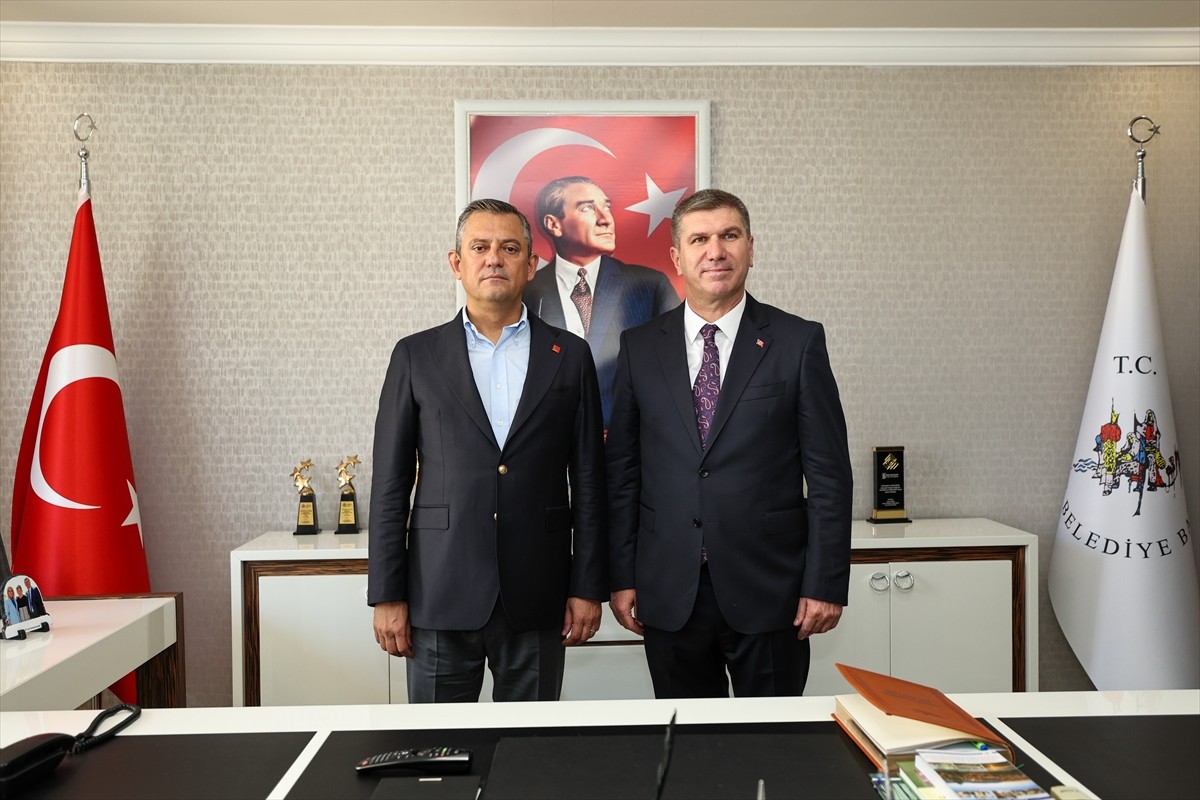 Cumhuriyet Halk Partisi Genel Başkanı Özgür Özel (sağda), Burdur’da CHP İl Başkanlığını ziyaret...