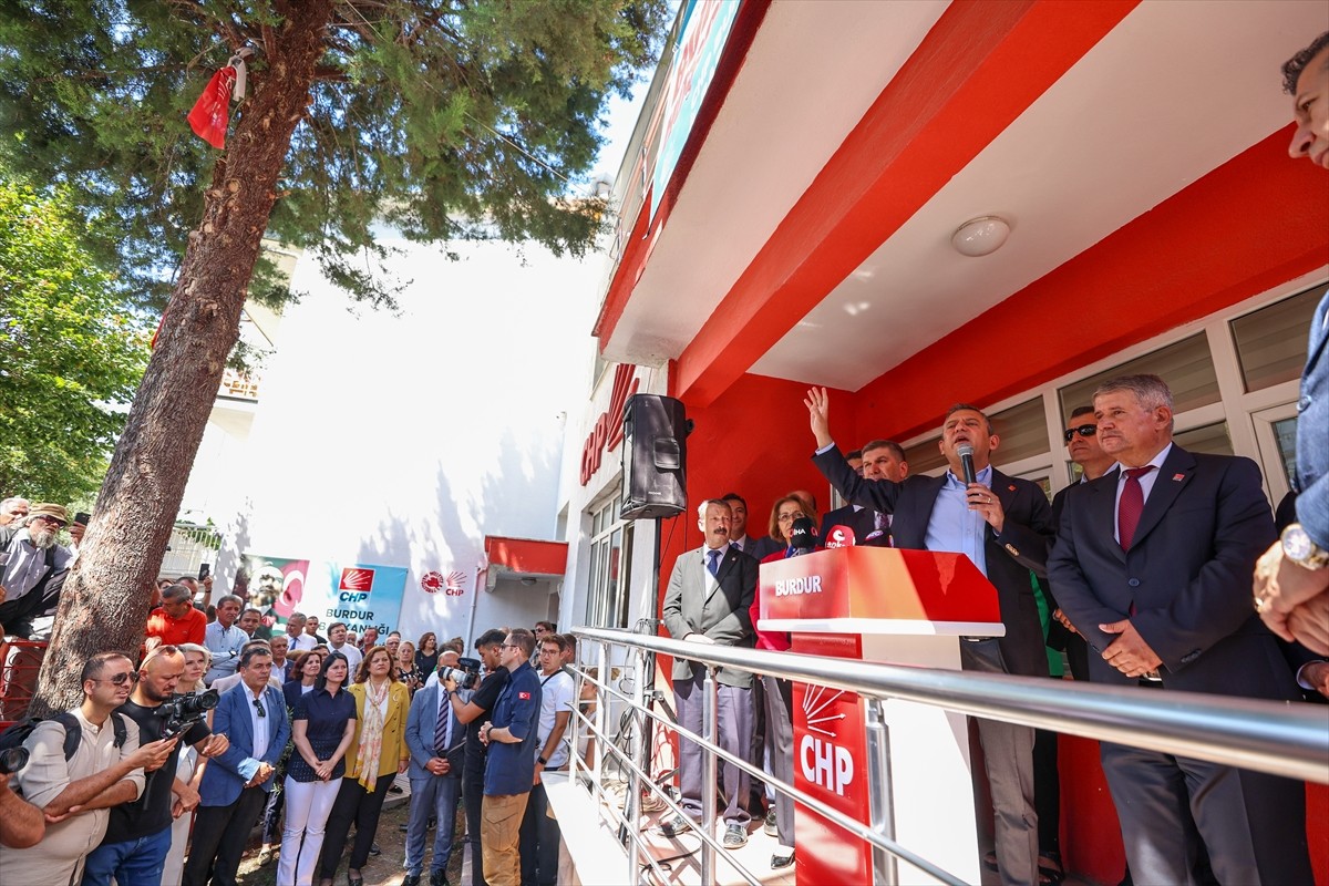 Cumhuriyet Halk Partisi Genel Başkanı Özgür Özel (sağda), Burdur’da CHP İl Başkanlığını ziyaret...