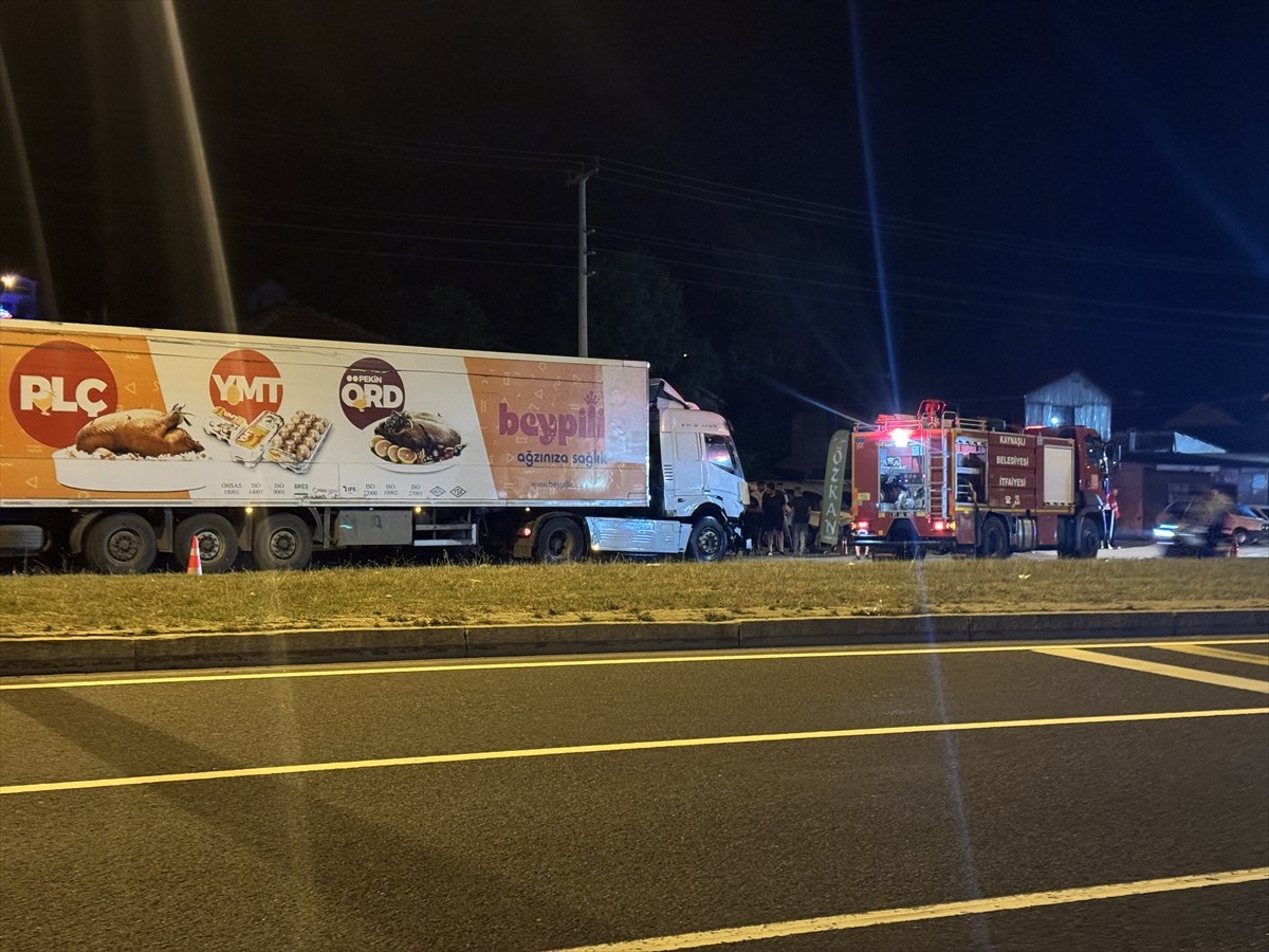 D-100 kara yolunun Bolu Dağı kesiminde freni tutmayan tırın taksiye çarpması sonucu 1 kişi...