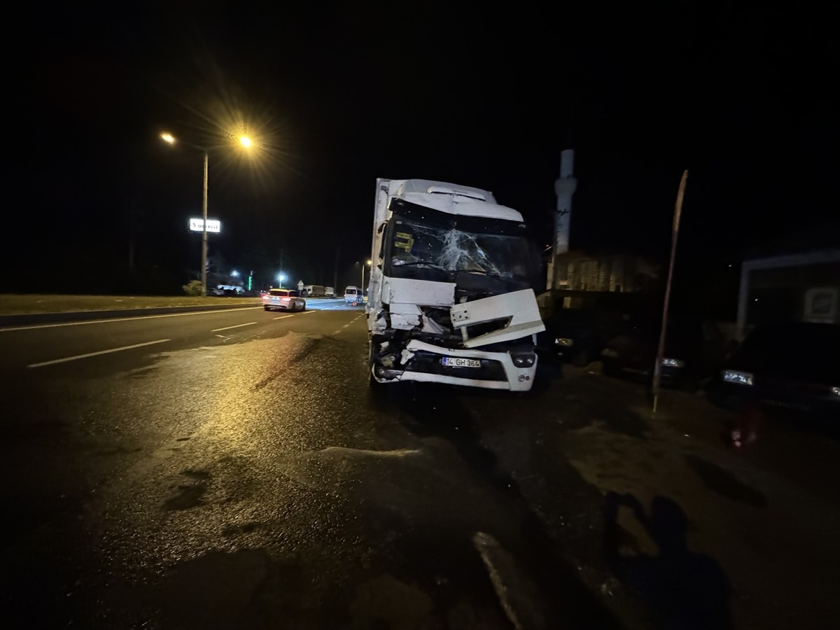 D-100 kara yolunun Bolu Dağı kesiminde freni tutmayan tırın taksiye çarpması sonucu 1 kişi...