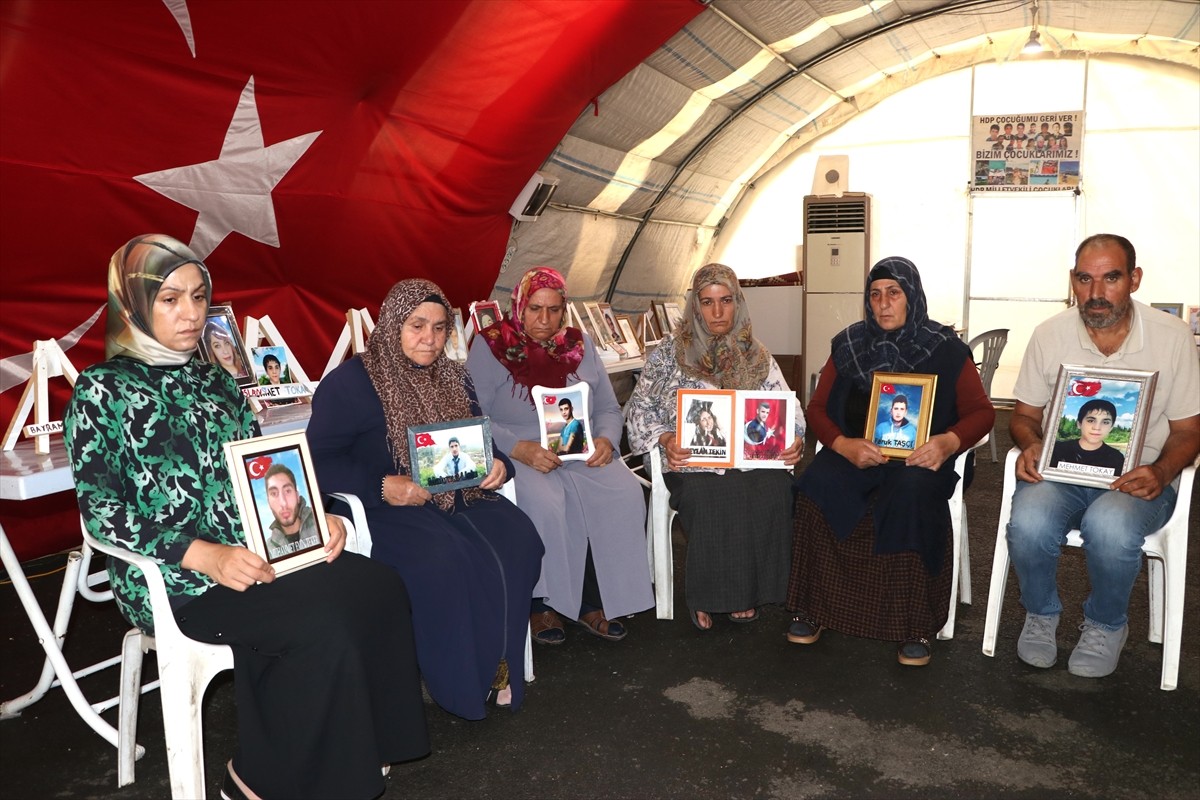 Dağa kaçırılan çocukları için eski HDP il binası önünde oturma eylemi yapan Diyarbakır anneleri...