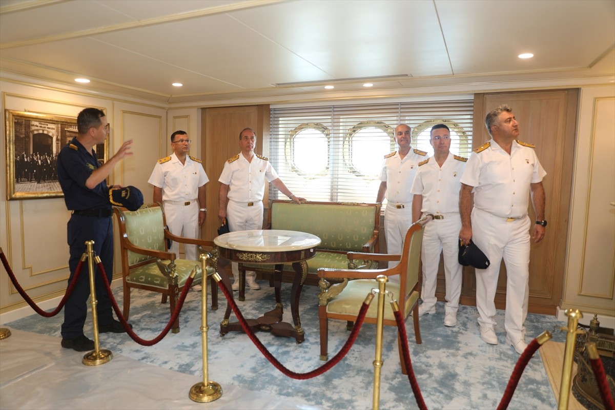 Deniz Kuvvetleri Komutanı Oramiral Ercüment Tatlıoğlu (sol 3), Mustafa Kemal Atatürk'ün "manevi...