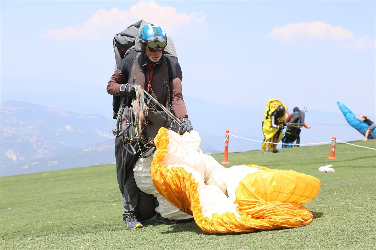 Denizli'nin Çameli ilçesindeki 2 bin 150 rakımlı Yaylacık Dağı'nda düzenlenen 2024 Yamaç Paraşütü...