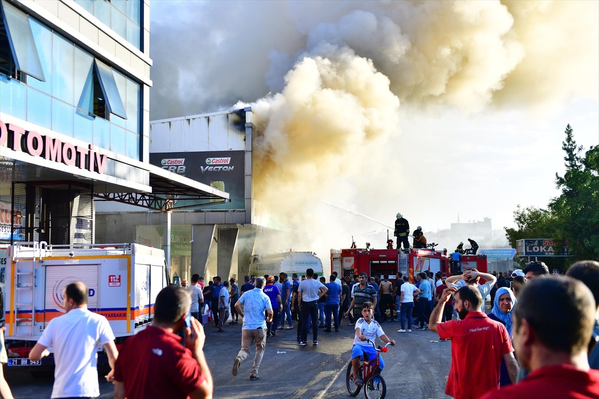 Diyarbakır'da 2. Sanayi Sitesi'ndeki 4 iş yerinde etkili olan yangın ekiplerin müdahalesiyle...