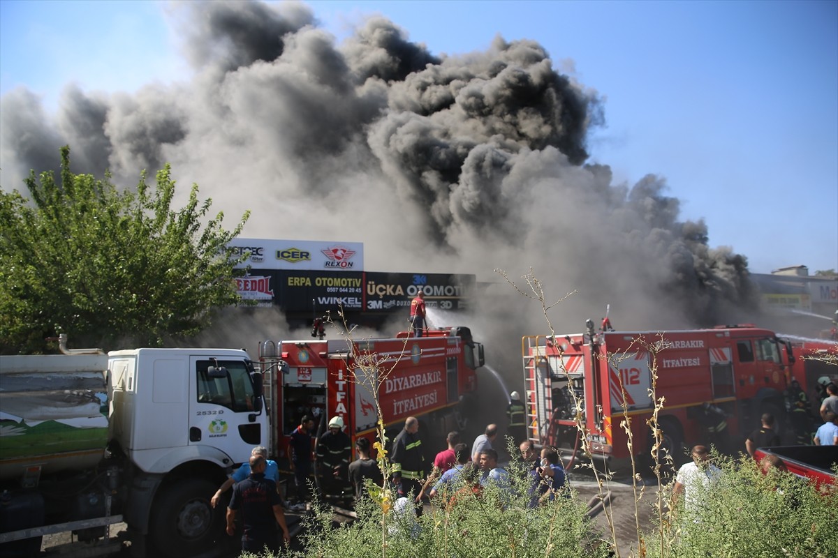 Diyarbakır'da 3. Sanayi Sitesi'nde 4 iş yerine yayılan yangın ekiplerin müdahalesiyle...