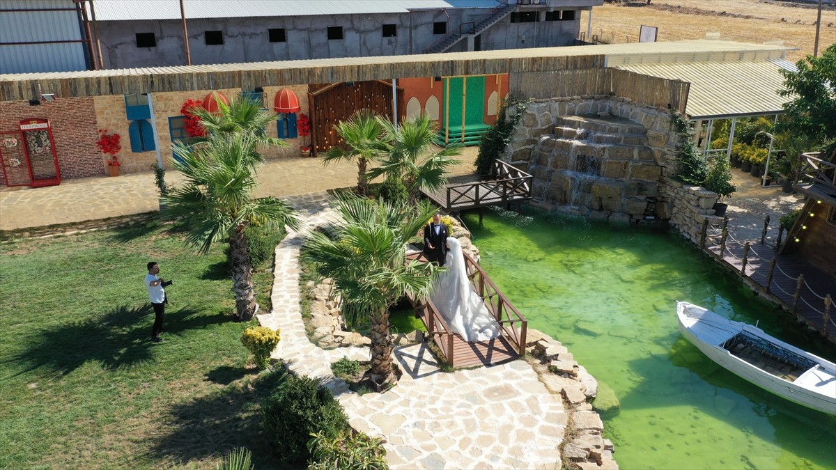 Diyarbakır'da dünyaevine giren çiftler, düğün fotoğraflarının çekimini, bunaltıcı sıcaklara rağmen...