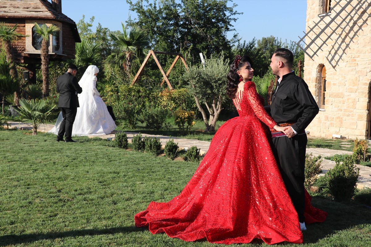 Diyarbakır'da dünyaevine giren çiftler, düğün fotoğraflarının çekimini, bunaltıcı sıcaklara rağmen...