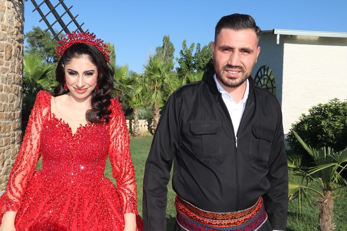 Diyarbakır'da dünyaevine giren çiftler, düğün fotoğraflarının çekimini, bunaltıcı sıcaklara rağmen...