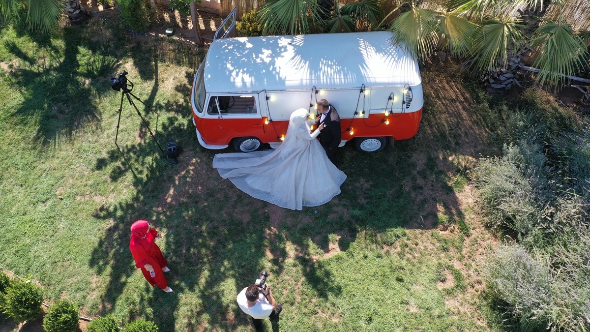 Diyarbakır'da dünyaevine giren çiftler, düğün fotoğraflarının çekimini, bunaltıcı sıcaklara rağmen...