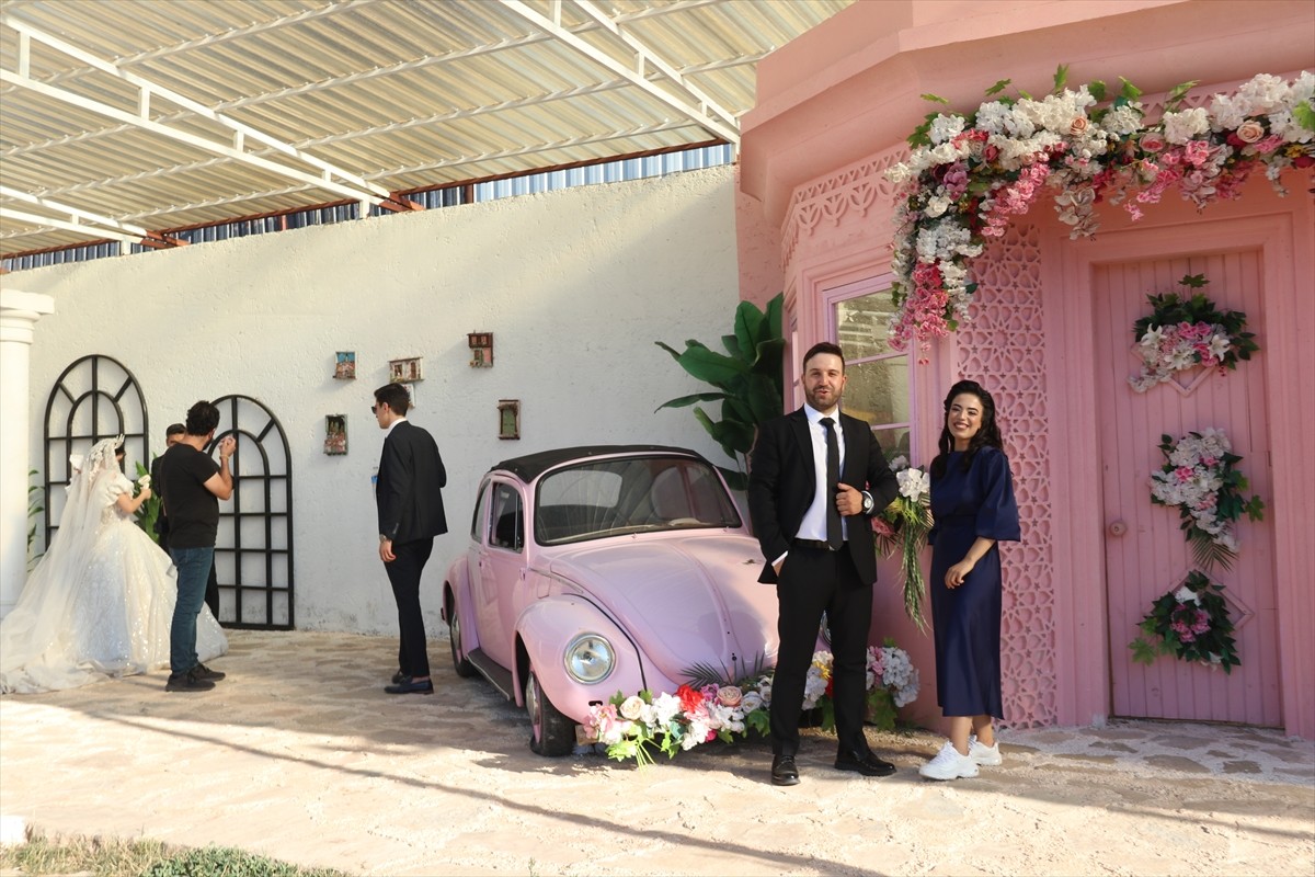 Diyarbakır'da dünyaevine giren çiftler, düğün fotoğraflarının çekimini, bunaltıcı sıcaklara rağmen...