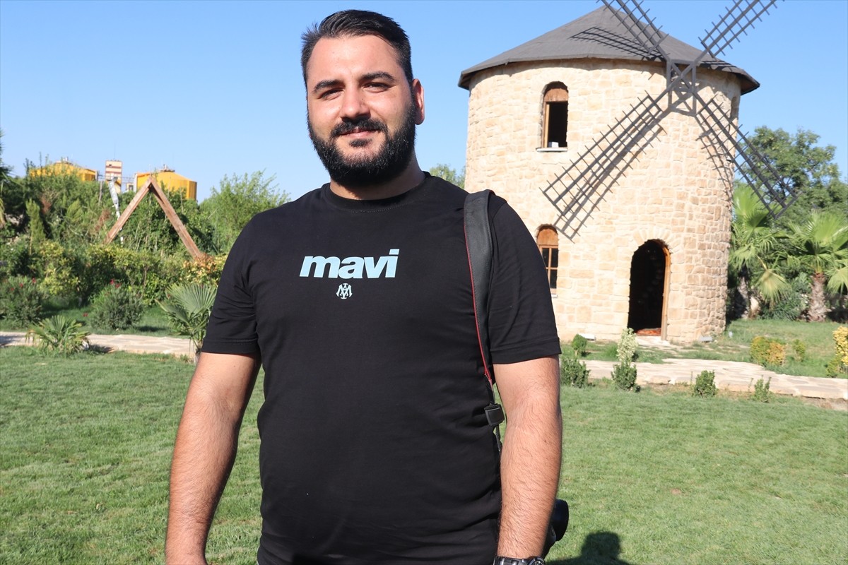 Diyarbakır'da dünyaevine giren çiftler, düğün fotoğraflarının çekimini, bunaltıcı sıcaklara rağmen...