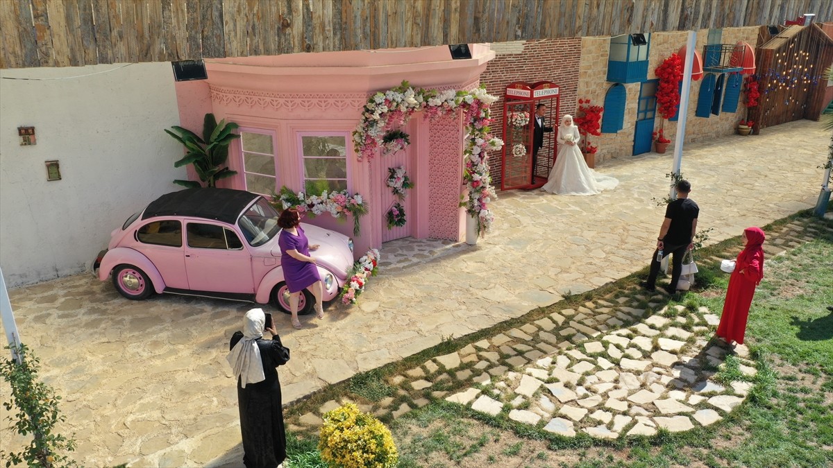 Diyarbakır'da dünyaevine giren çiftler, düğün fotoğraflarının çekimini, bunaltıcı sıcaklara rağmen...