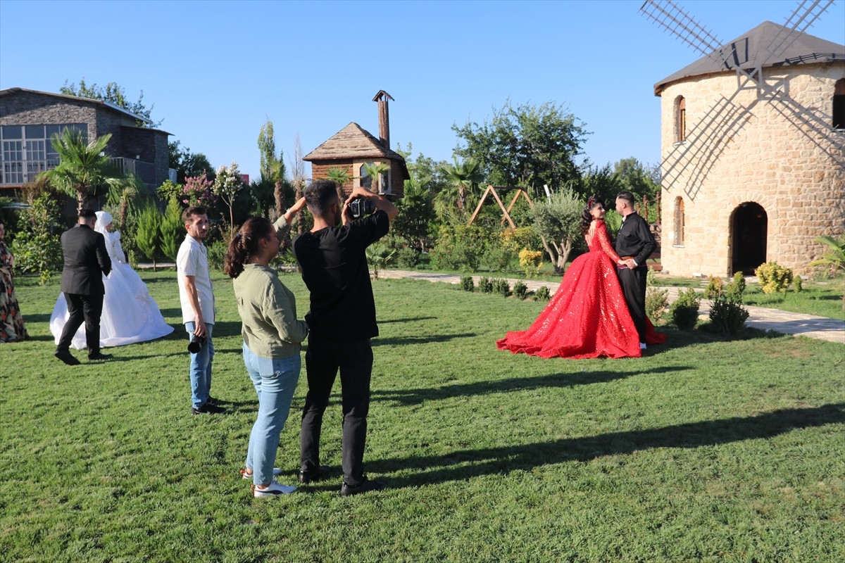 Diyarbakır'da dünyaevine giren çiftler, düğün fotoğraflarının çekimini, bunaltıcı sıcaklara rağmen...