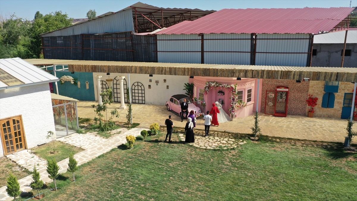 Diyarbakır'da dünyaevine giren çiftler, düğün fotoğraflarının çekimini, bunaltıcı sıcaklara rağmen...