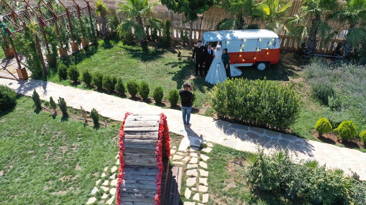 Diyarbakır'da dünyaevine giren çiftler, düğün fotoğraflarının çekimini, bunaltıcı sıcaklara rağmen...
