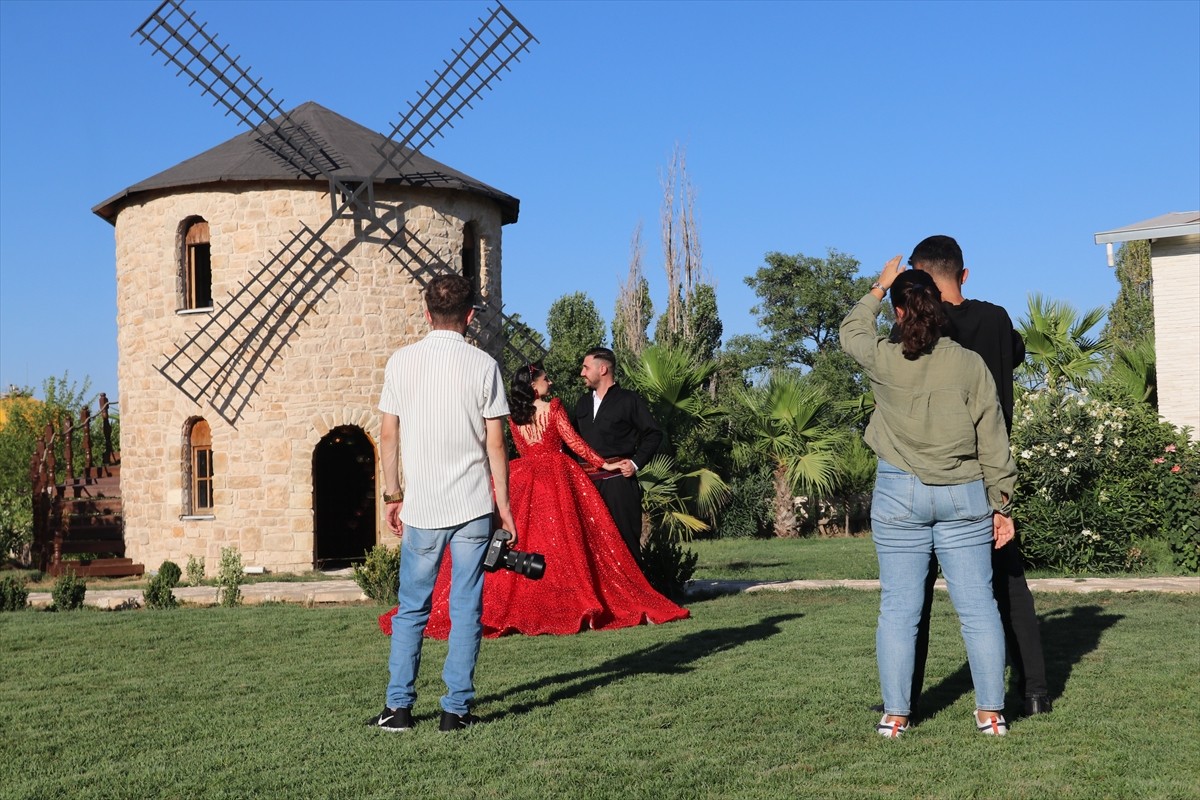 Diyarbakır'da dünyaevine giren çiftler, düğün fotoğraflarının çekimini, bunaltıcı sıcaklara rağmen...