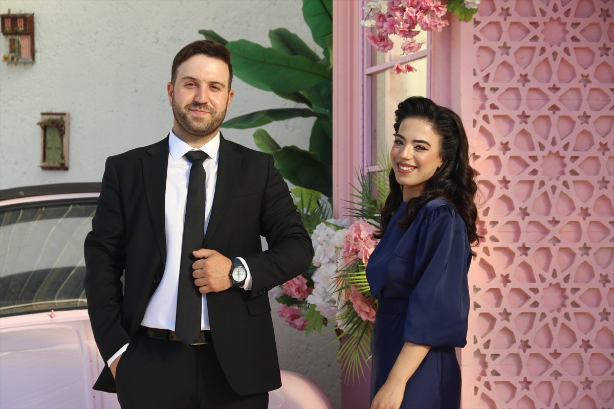 Diyarbakır'da dünyaevine giren çiftler, düğün fotoğraflarının çekimini, bunaltıcı sıcaklara rağmen...