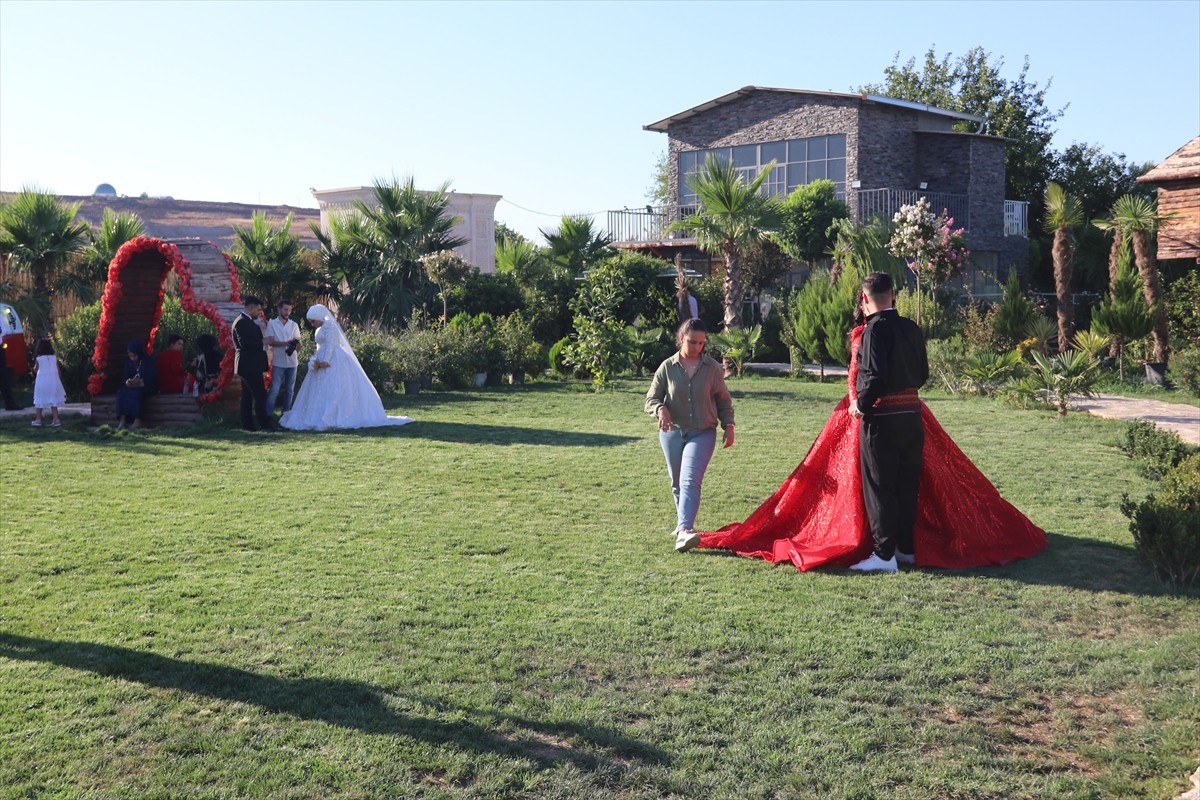 Diyarbakır'da dünyaevine giren çiftler, düğün fotoğraflarının çekimini, bunaltıcı sıcaklara rağmen...