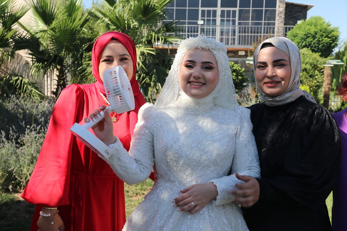 Diyarbakır'da dünyaevine giren çiftler, düğün fotoğraflarının çekimini, bunaltıcı sıcaklara rağmen...