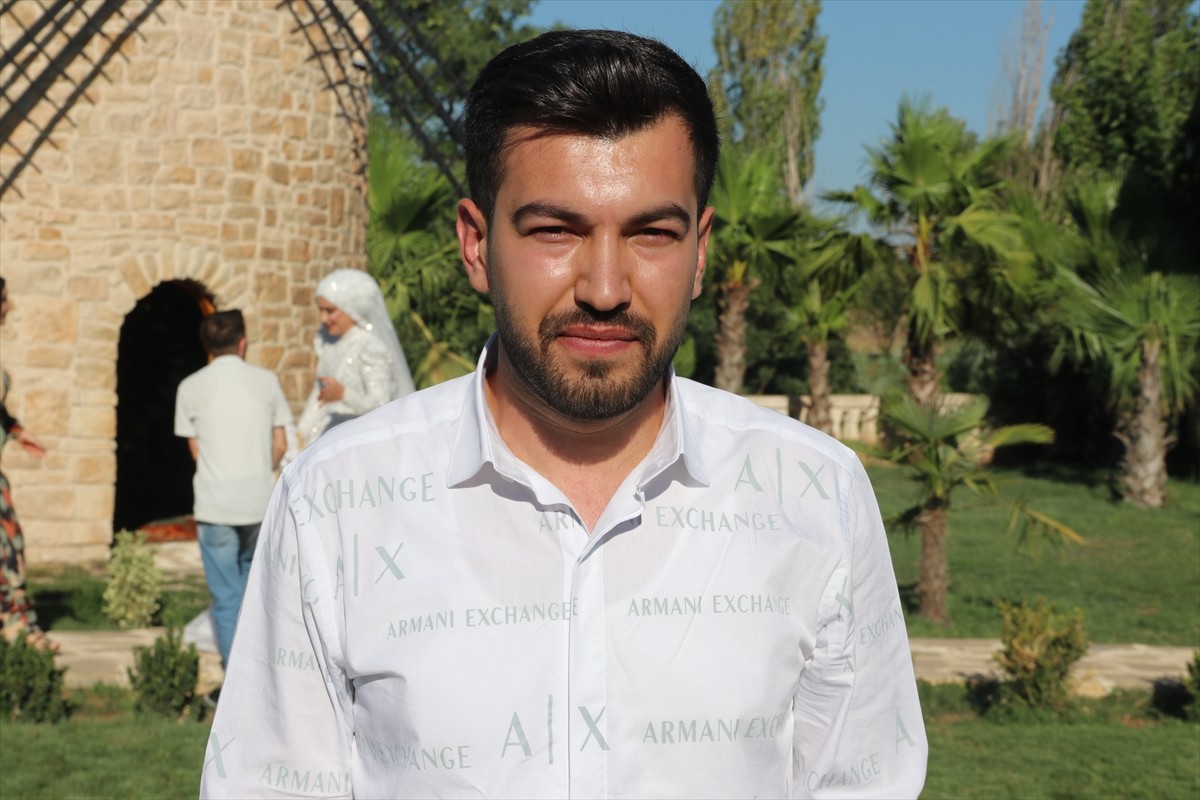 Diyarbakır'da dünyaevine giren çiftler, düğün fotoğraflarının çekimini, bunaltıcı sıcaklara rağmen...