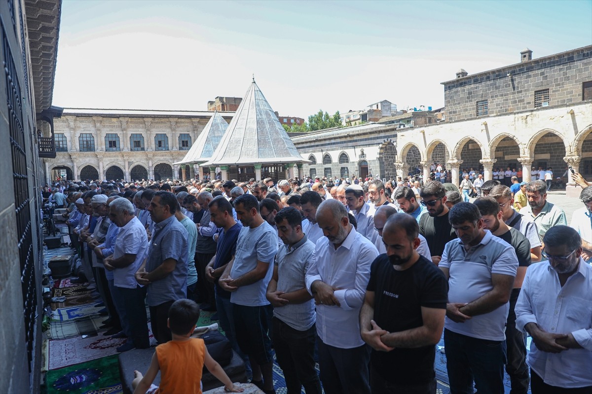 Diyarbakır'da İran'ın başkenti Tahran'da suikasta uğrayan Hamas Siyasi Büro Başkanı İsmail Heniyye...