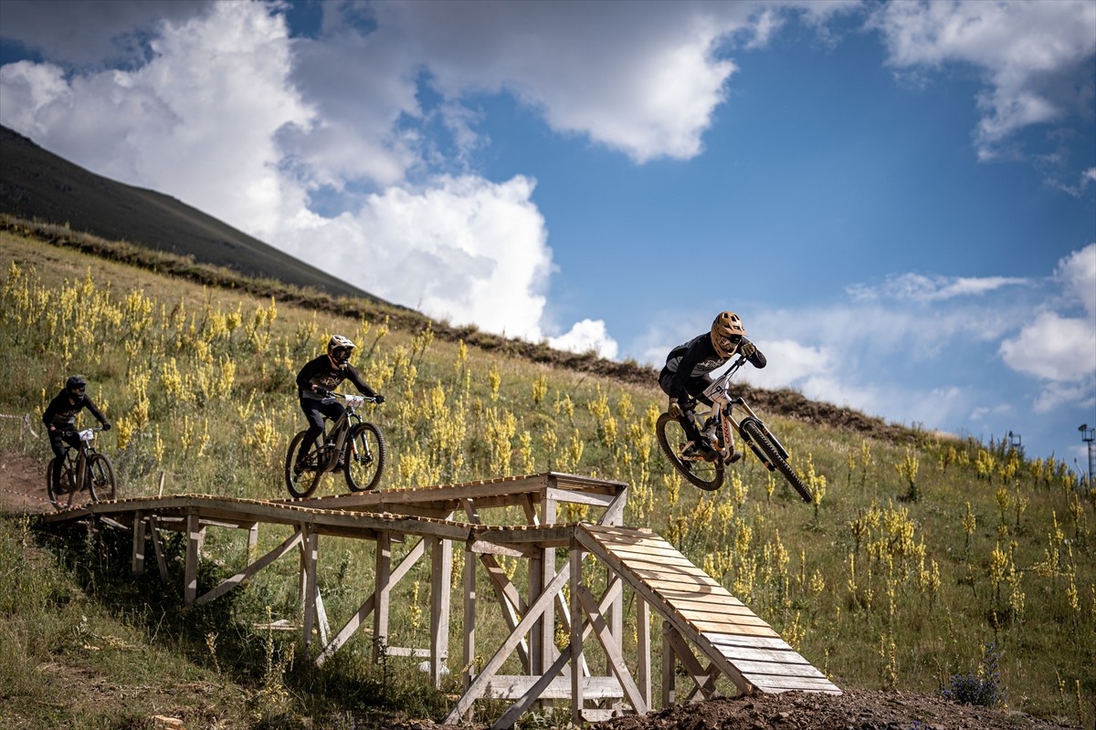 Downhill Türkiye Şampiyonası için Erzurum'a gelen bisiklet sporcuları, resmi antrenmana çıktı....