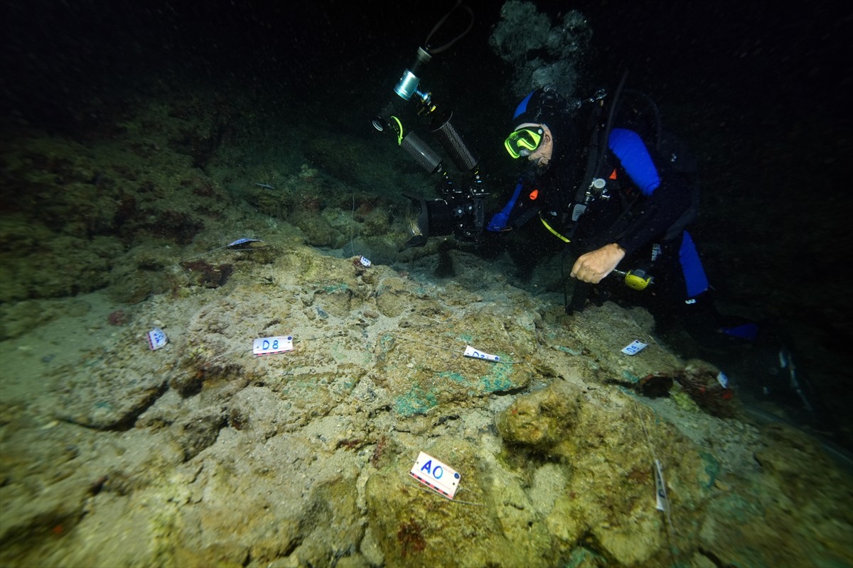  Dünyanın bilinen en eski batığı olarak nitelenen Kumluca Orta Tunç Çağı Batığı'nda arkeologların...