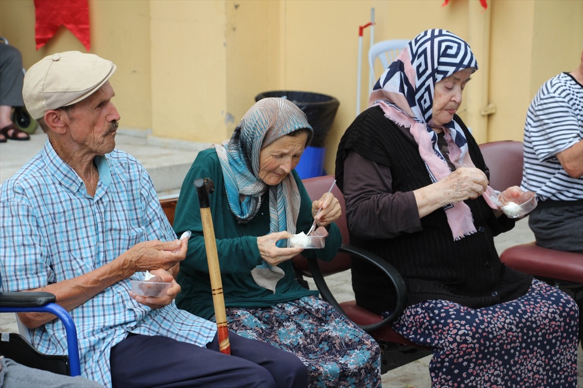 Düzce'de huzurevinde kalan yaşlıların motivasyonunu artırmak için dondurma şenliği düzenlendi....