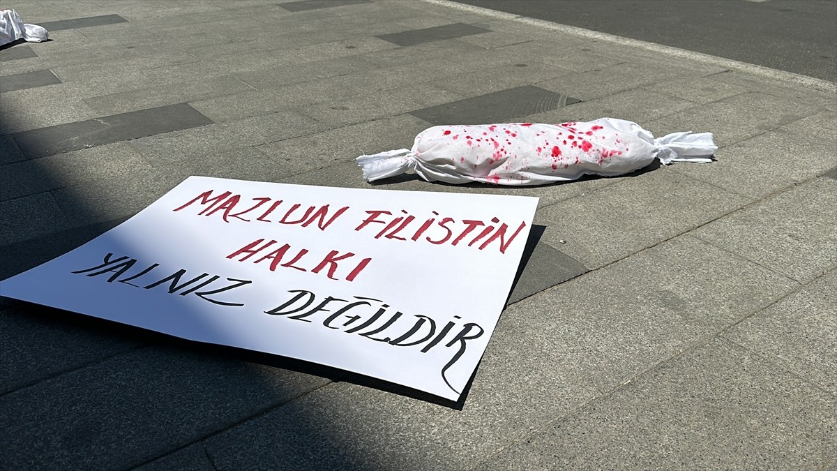 Düzce'de, İsrail'in Filistin halkına yönelik saldırılarını protesto etmek amacıyla...