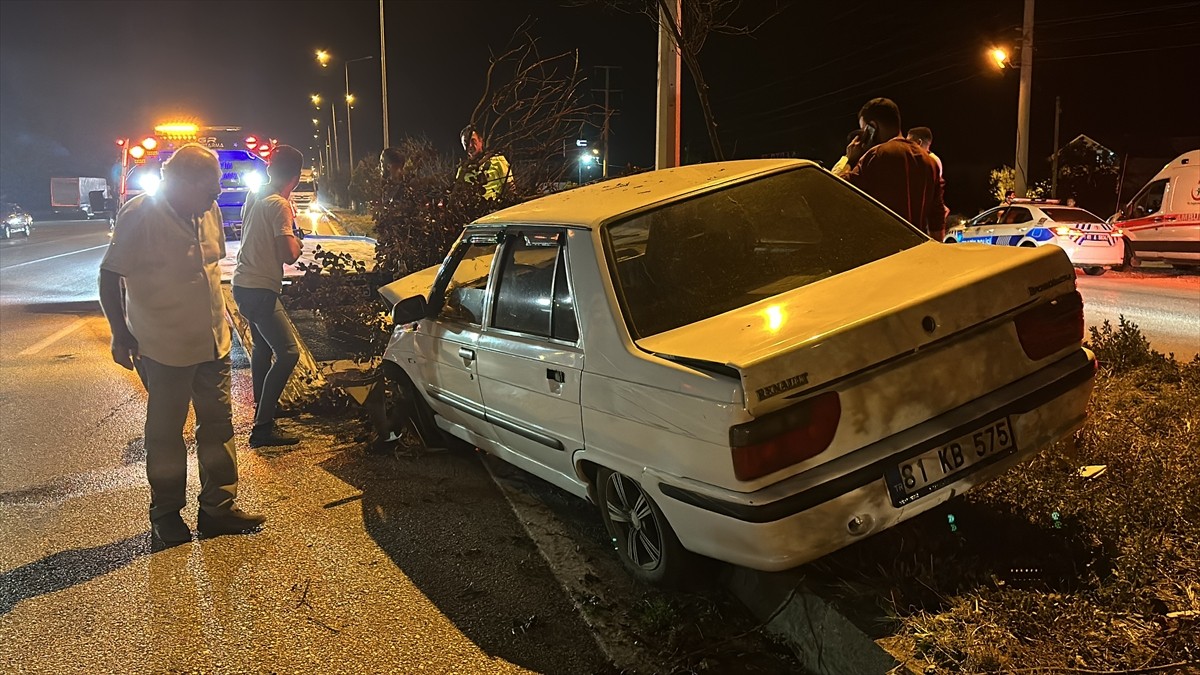 Düzce'de yola çıkan köpeğe çarpmamak için manevra yaparak refüje çıkan otomobildeki 2'si çocuk, 3...