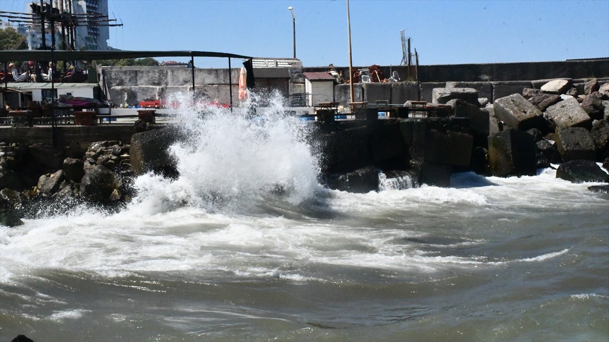 Düzce'nin Akçakoca ilçesinde olumsuz hava koşulları sebebiyle denize girilmesine izin verilmiyor....