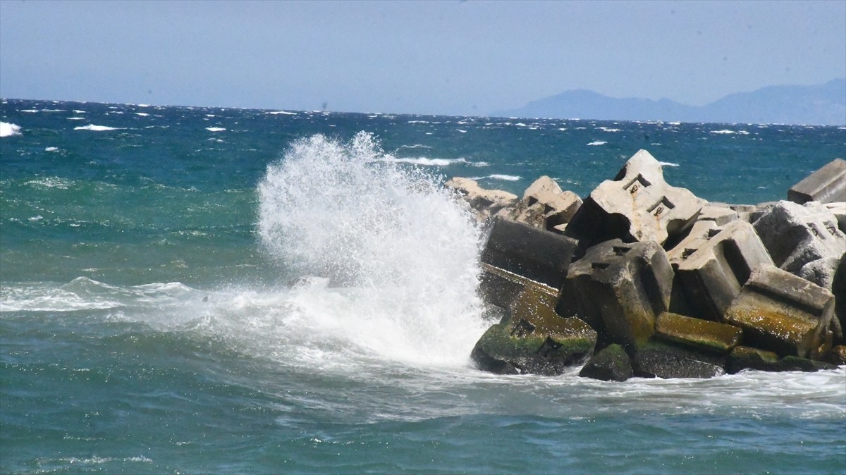 Düzce'nin Akçakoca ilçesinde olumsuz hava koşulları sebebiyle denize girilmesine izin verilmiyor....