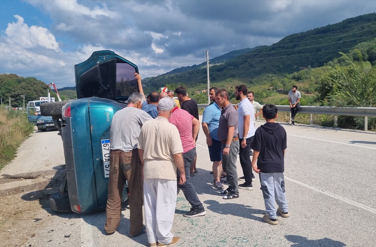 Düzce'nin Yığılca ilçesinde otomobilin devrilmesi sonucu 3 kişi yaralandı.
