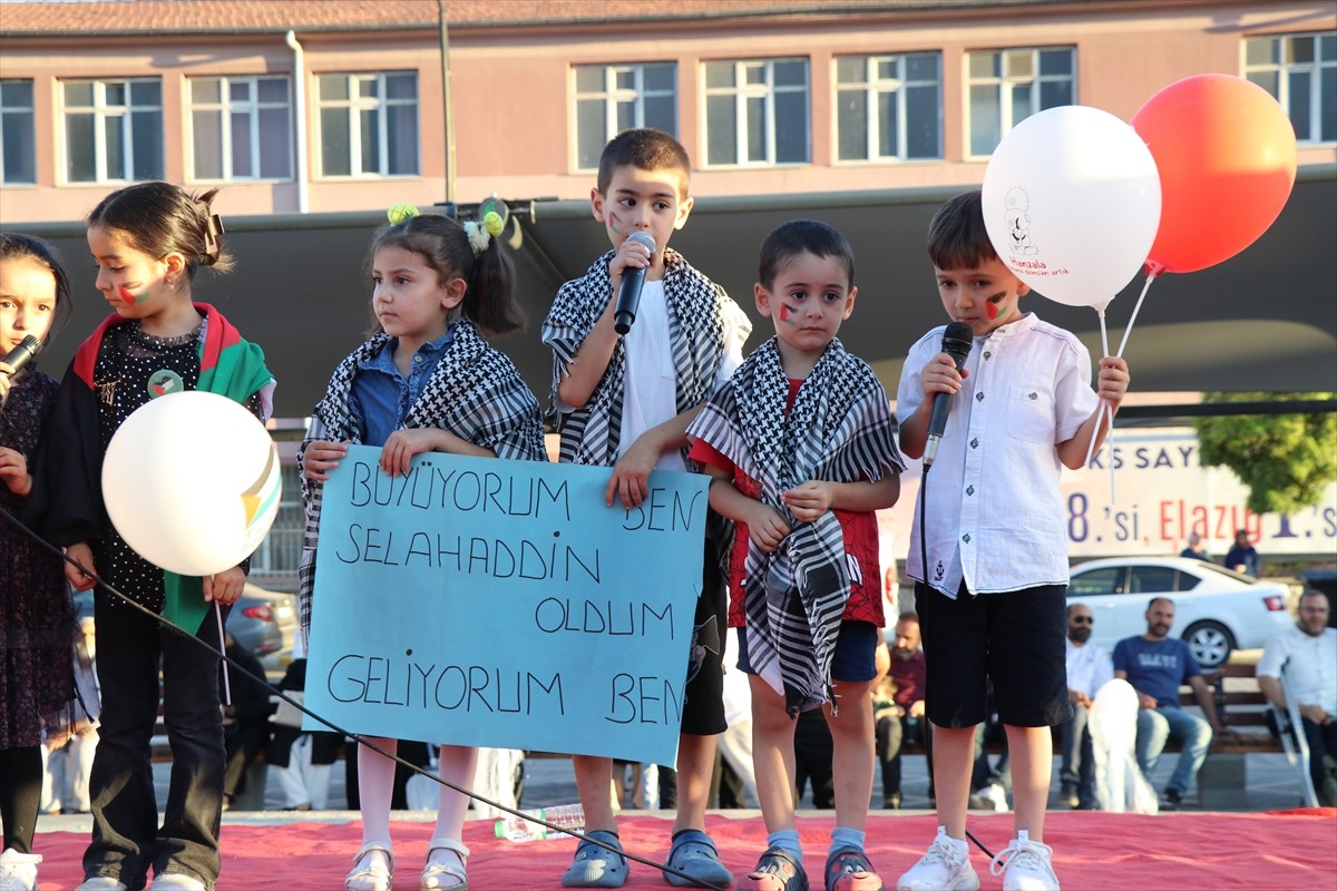 Elazığ'da bir grup çocuk, İsrail'in saldırılarını sürdürdüğü Gazze'de hayatını kaybeden...